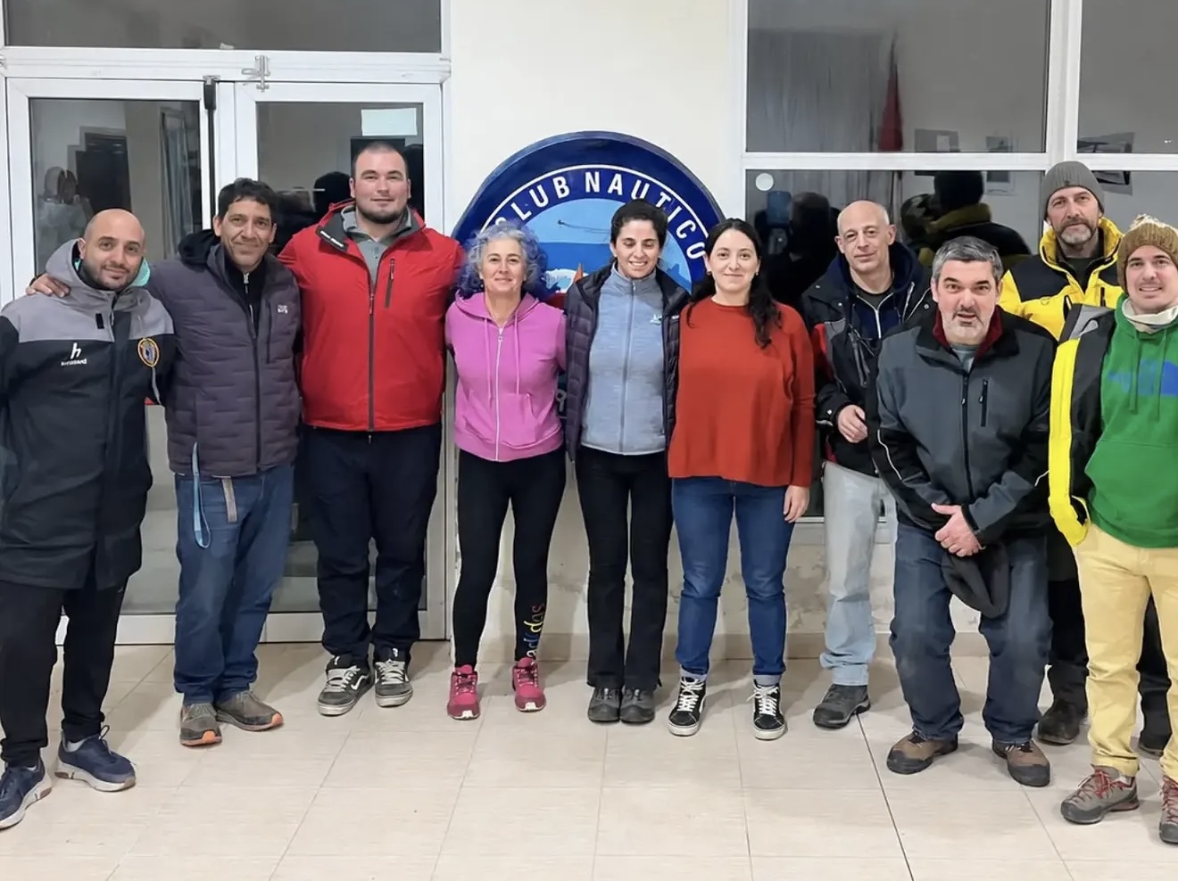 Foto grupal de integrantes de la Comisión Directiva del Club Náutico Lago Argentino